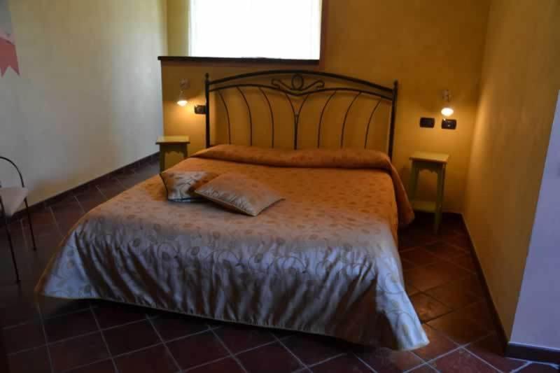 Penzion Trattoria Del Bivio Cerretto Langhe Pokoj fotografie