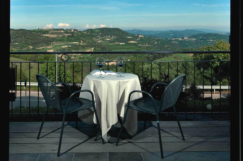 Penzion Trattoria Del Bivio Cerretto Langhe Pokoj fotografie