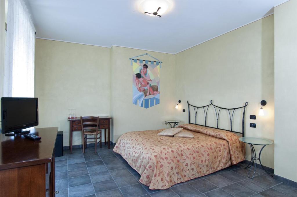 Penzion Trattoria Del Bivio Cerretto Langhe Pokoj fotografie