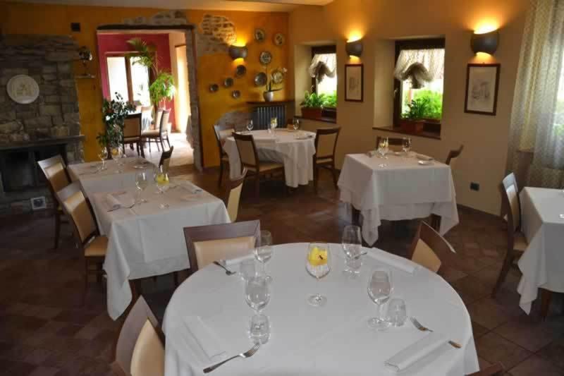 Penzion Trattoria Del Bivio Cerretto Langhe Exteriér fotografie