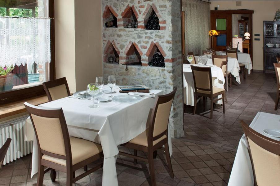 Penzion Trattoria Del Bivio Cerretto Langhe Exteriér fotografie