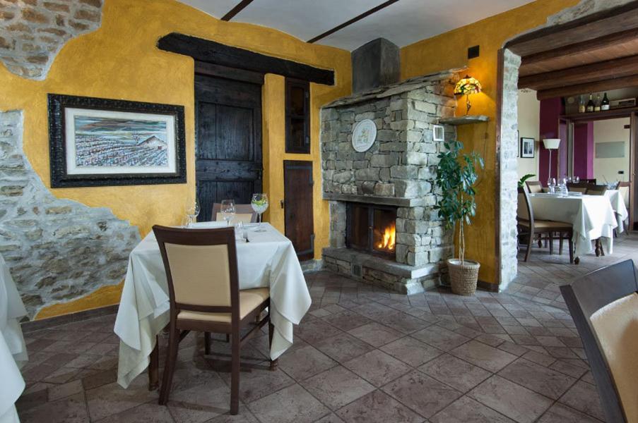 Penzion Trattoria Del Bivio Cerretto Langhe Exteriér fotografie