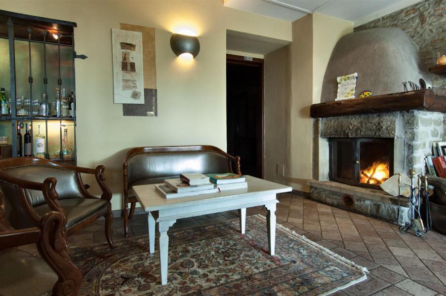 Penzion Trattoria Del Bivio Cerretto Langhe Exteriér fotografie