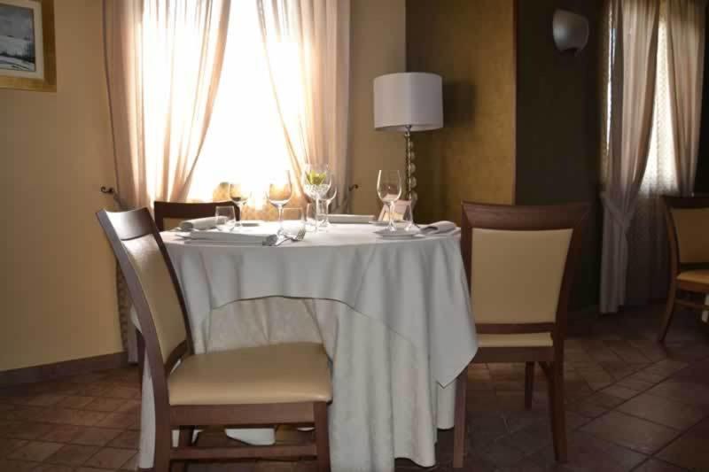 Penzion Trattoria Del Bivio Cerretto Langhe Exteriér fotografie
