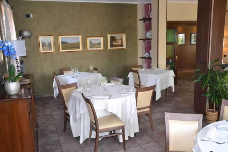 Penzion Trattoria Del Bivio Cerretto Langhe Exteriér fotografie